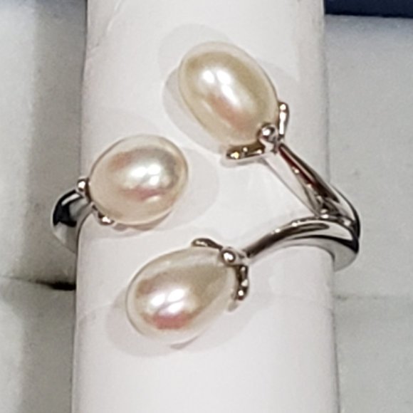LucyQ White Freshwater pearl bypass ring in Rhodium over 925 Sterling Silver - Picture 4 of 5